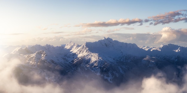 Vista panoramica aerea della montagna canadese ricoperta di neve