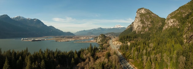 Vista panoramica aerea della Sea to Sky Highway con Chief Mountain sullo sfondo