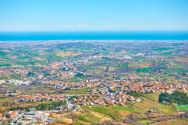 Vista panoramica aerea della spiaggia adriatica con San Marino e Rimini in Italia dal mare