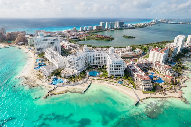 Vista panoramica aerea della spiaggia di cancun e della zona alberghiera della città nel paesaggio della costa caraibica del messico