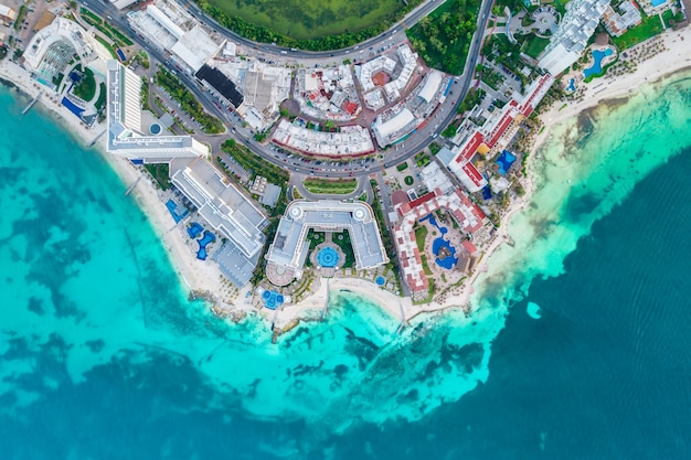 Vista panoramica aerea della spiaggia di cancun e della zona alberghiera della città nel paesaggio della costa caraibica del messico