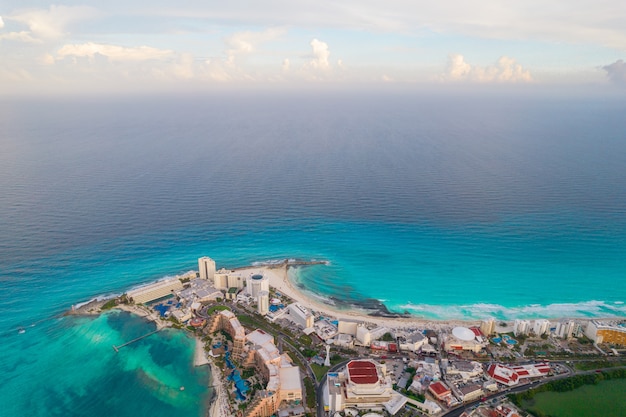 Vista panoramica aerea della spiaggia di cancun e della zona alberghiera della città nel paesaggio della costa caraibica del messico