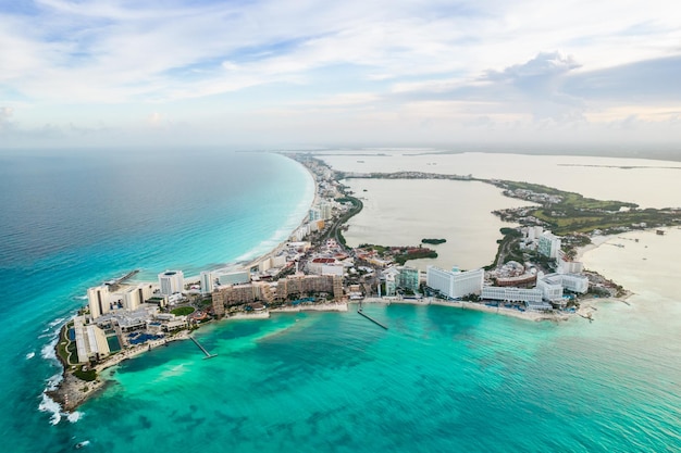 Vista panoramica aerea della spiaggia di cancun e della zona alberghiera della città nel paesaggio della costa caraibica del messico