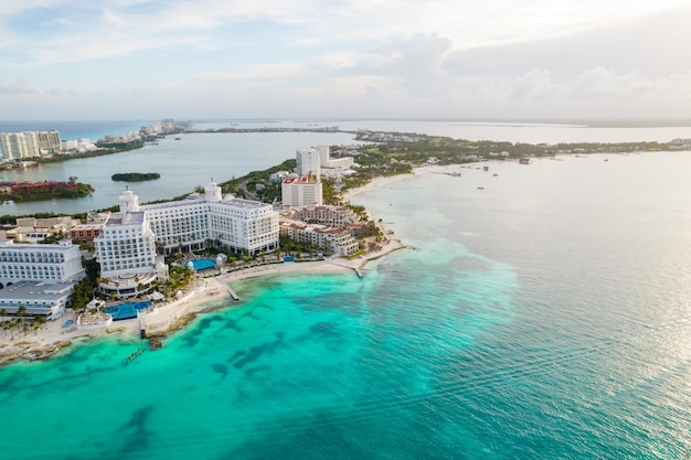 Vista panoramica aerea della spiaggia di cancun e della zona alberghiera della città nel paesaggio della costa caraibica del messico