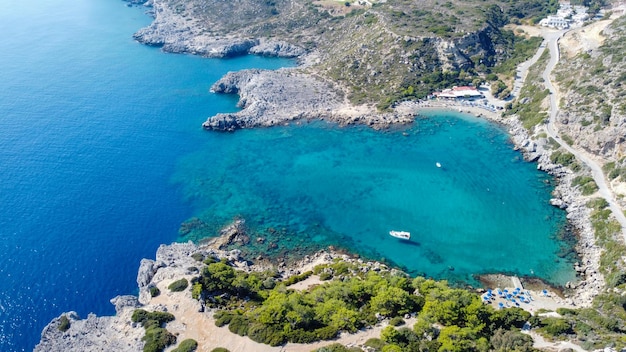 Vista panoramica aerea della spiaggia di Ladiko e della baia di Anthony Quinn nell'isola di Rodi in Grecia. Fotografia con drone.