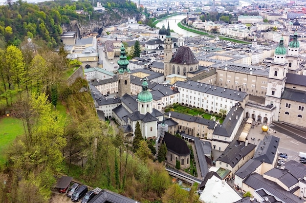 Vista panoramica aerea della storica città di Salisburgo con il fiume Salzach nella bellissima luce dorata della sera con cielo blu e nuvole al tramonto in estate, Salisburghese, Austria