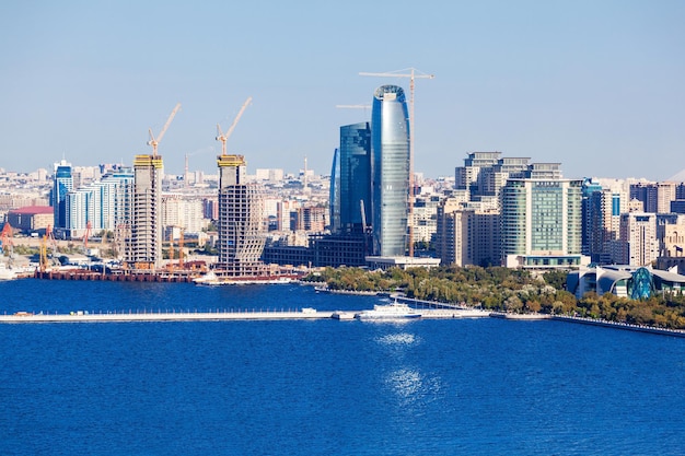 Vista panoramica aerea di Baku dal punto di vista di Martyrs Lane, che si trova nel centro di Baku, in Azerbaigian