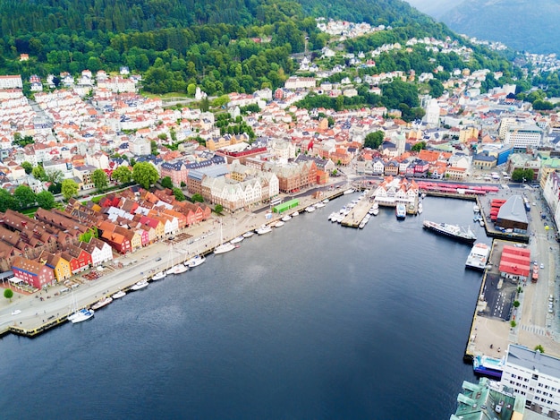 Vista panoramica aerea di Bryggen. Bryggen è una serie di edifici commerciali nel porto di Vagen a Bergen, in Norvegia.