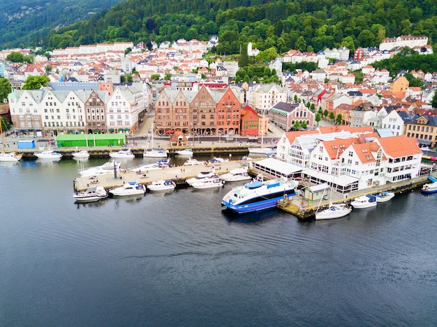 Vista panoramica aerea di Bryggen. Bryggen è una serie di edifici commerciali nel porto di Vagen a Bergen, in Norvegia.