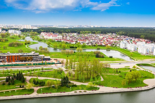 Vista panoramica aerea di Minsk dalla piattaforma di osservazione della Biblioteca nazionale della Bielorussia a Minsk, Bielorussia.