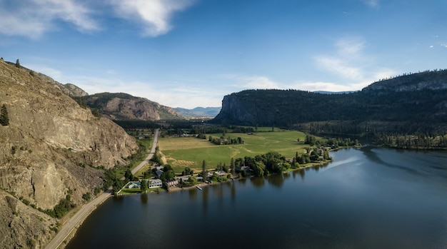 Vista panoramica aerea di Okanagan Hwy vicino al lago Vaseux