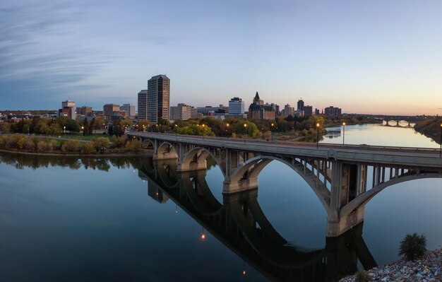 Vista panoramica aerea di un ponte che attraversa il fiume Saskatchewan