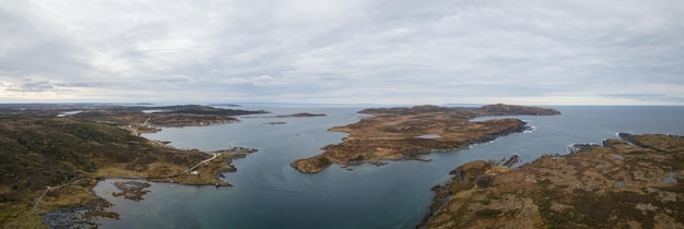 Vista panoramica aerea di una piccola città su una costa rocciosa dell'Oceano Atlantico Terranova Canada