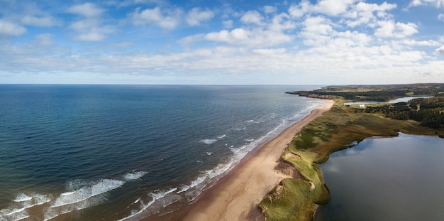 Vista panoramica aerea di una spiaggia sabbiosa sull'Oceano Atlantico