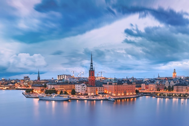 Vista panoramica aerea panoramica di riddarholmen gamla stan nella città vecchia di stoccolma di notte capita