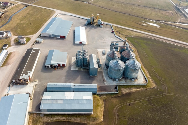 Vista panoramica aerea su complesso agroindustriale con silos e linea di essiccazione del grano