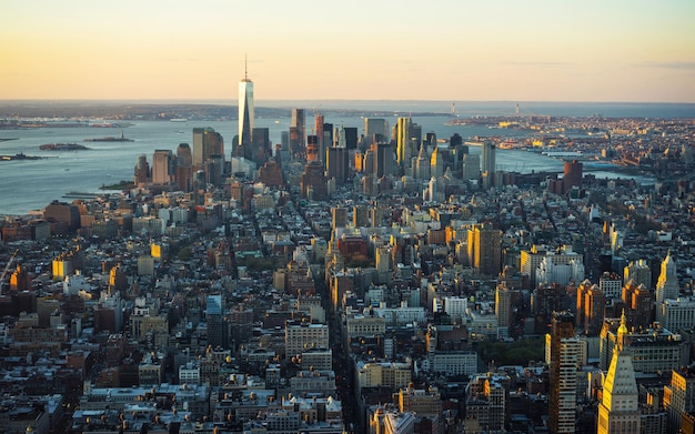 Vista panoramica aerea su Skyline con grattacieli nel centro cittadino e Lower Manhattan, New York City, America. STATI UNITI D'AMERICA. Edificio di architettura americana. Panorama di Metropolis New York. Paesaggio urbano metropolitano