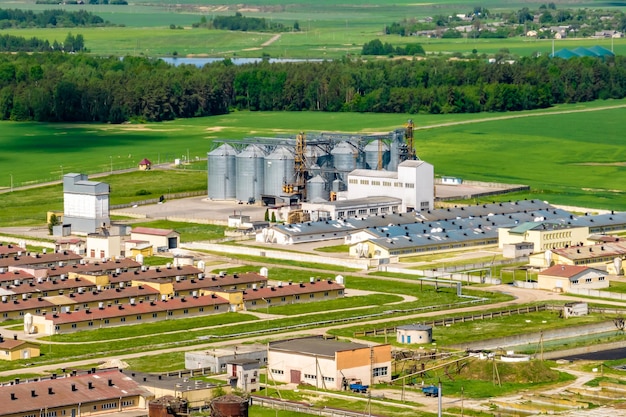 Vista panoramica aerea sul complesso agroindustriale con silos e linea di essiccazione del grano per la pulizia a secco e lo stoccaggio dei raccolti di cereali