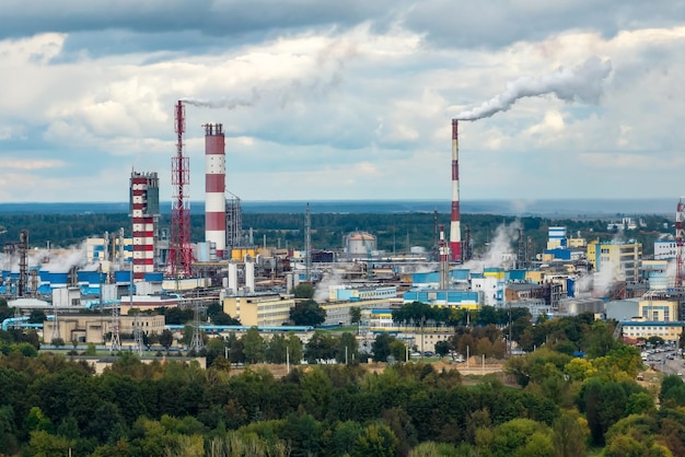 Vista panoramica aerea sul fumo dei tubi dell'impianto di impresa chimica Impianto di rifiuti di inquinamento ambientale del paesaggio industriale Concetto di inquinamento atmosferico