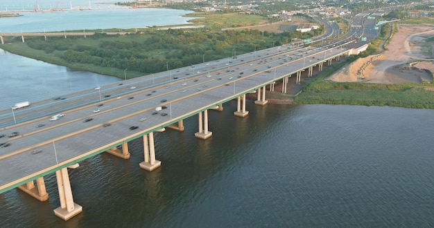 Vista panoramica aerea sul ponte Governor Alfred E Driscoll sul fiume Raritan nel New Jersey