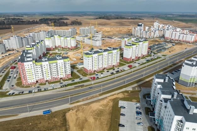 Vista panoramica aerea sulla costruzione di un nuovo complesso residenziale moderno con grattacieli in città