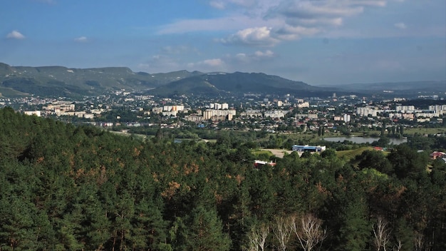 Vista panoramica al tramonto da un'altezza della periferia di Kislovodsk Caucaso settentrionale, Russia.