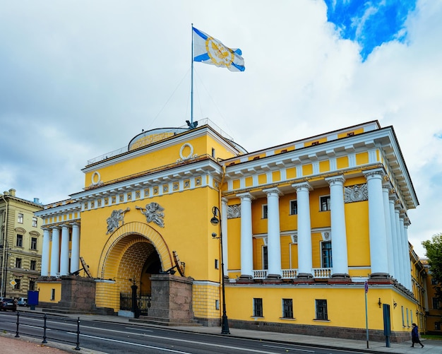 Vista panoramica con Admiralty Building a San Pietroburgo, in Russia