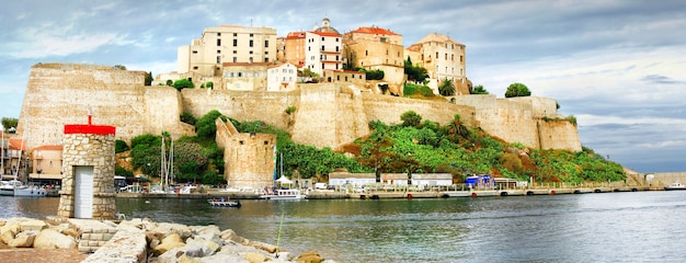 Vista panoramica con fortezza