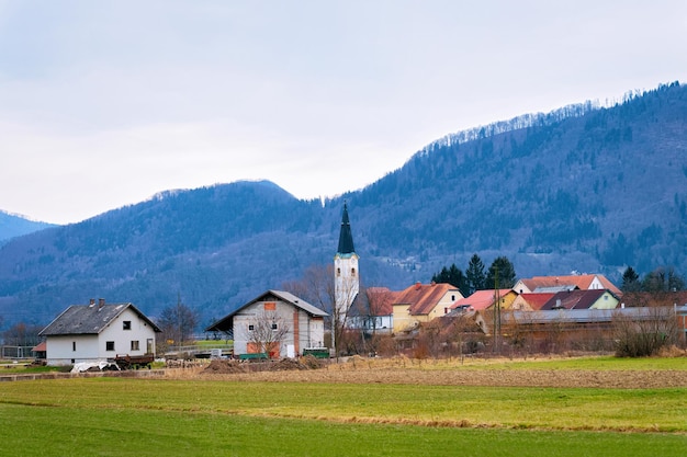 Vista panoramica con il paesaggio della città vecchia in Austria in Europa. Piccolo villaggio nelle Alpi austriache. Costruire architettura e chiesa. Scenario stradale