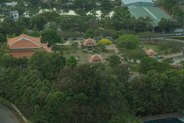 Vista panoramica costiera di Vung Tau dall'alto con alberi di cocco di strade costiere onde