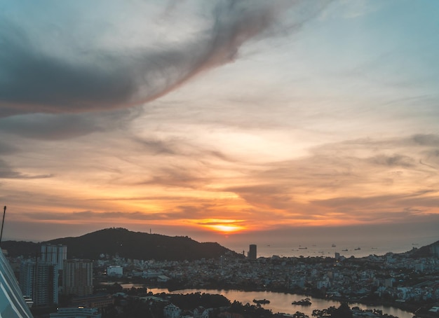 Vista panoramica costiera di Vung Tau dall'alto con alberi di cocco di strade costiere onde