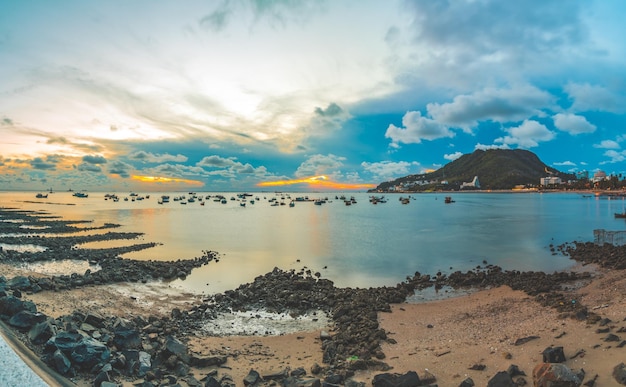 Vista panoramica costiera di Vung Tau dall'alto con alberi di cocco di strade costiere onde