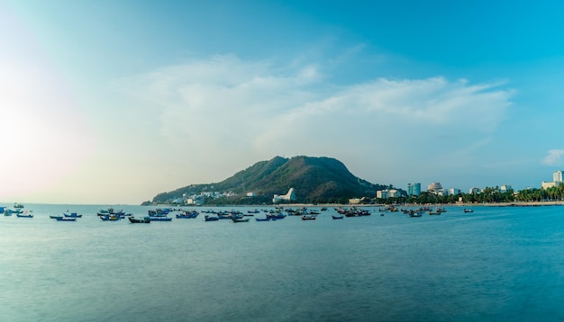 Vista panoramica costiera di Vung Tau dall'alto con alberi di cocco di strade costiere onde