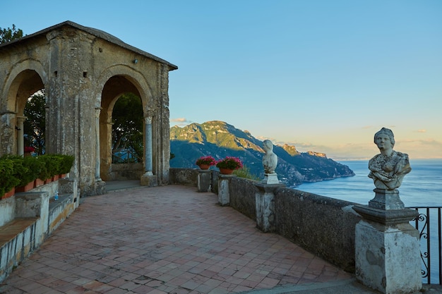 Vista panoramica da cartolina della famosa Costiera Amalfitana con il Golfo di Salerno dai giardini di Villa Cimbrone a Ravello Napoli Italia