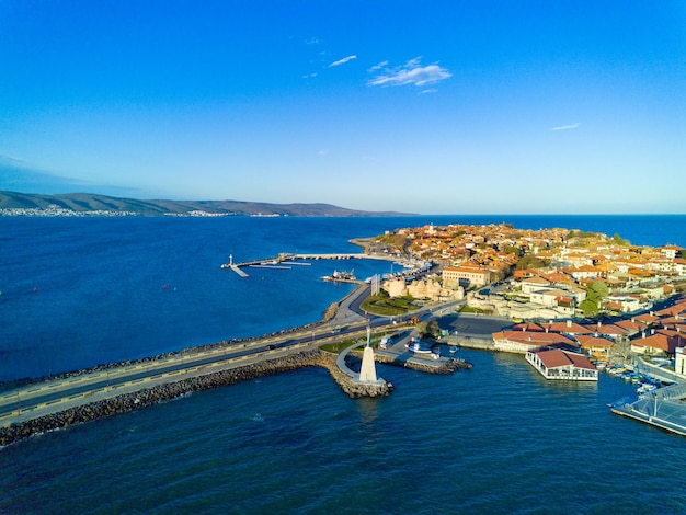 Vista panoramica da un'altezza della città di Nessebar con case e parchi bagnati dal Mar Nero in Bulgaria