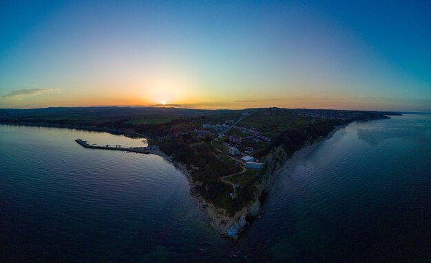 Vista panoramica da un'altezza della città di Sozopol con case e barche vicino al Mar Nero