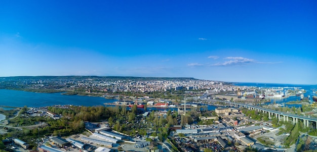 Vista panoramica da un'altezza della città di Sozopol con case e barche vicino al Mar Nero