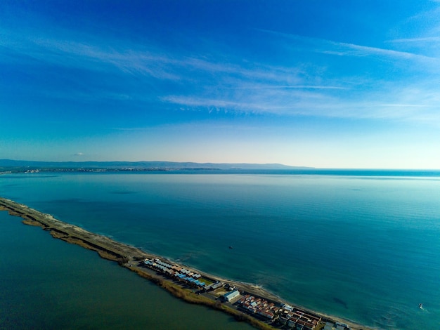 Vista panoramica da un'altezza sopra la città di Pomorie con case e strade bagnate dal Mar Nero in Bulgaria