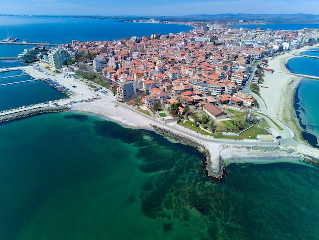 Vista panoramica da un'altezza sopra la città di Pomorie con case e strade bagnate dal Mar Nero in Bulgaria