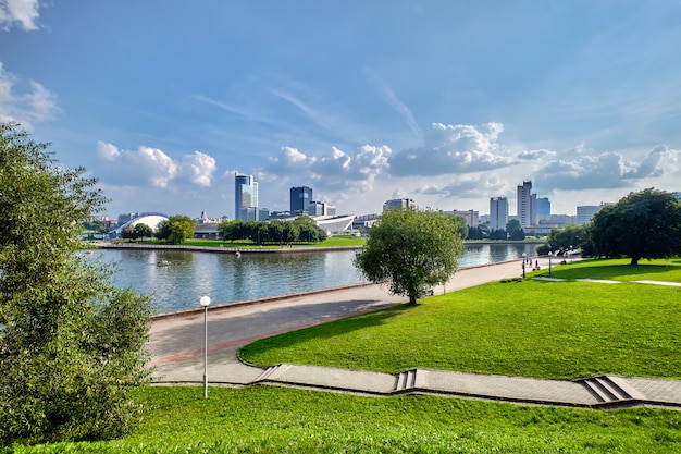 Vista panoramica dal parco della città dietro il fiume