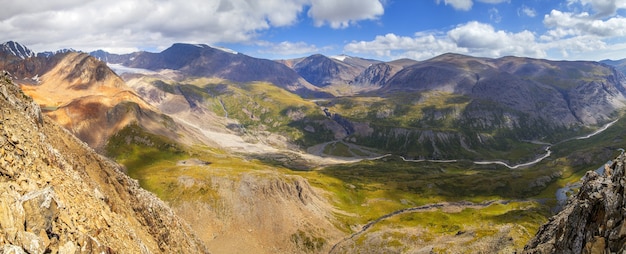 Vista panoramica dal passo alla valle di montagna