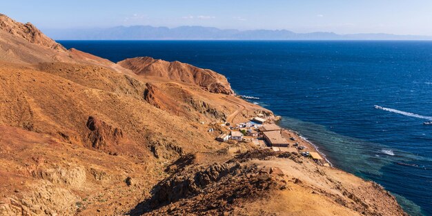 Vista panoramica dall'altezza delle montagne fino al Mar Rosso