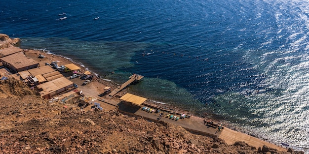 Vista panoramica dall'altezza delle montagne fino al Mar Rosso