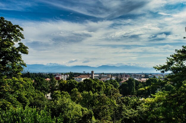 Vista panoramica dall'alto con cupola e tetti della città di Udine Italia