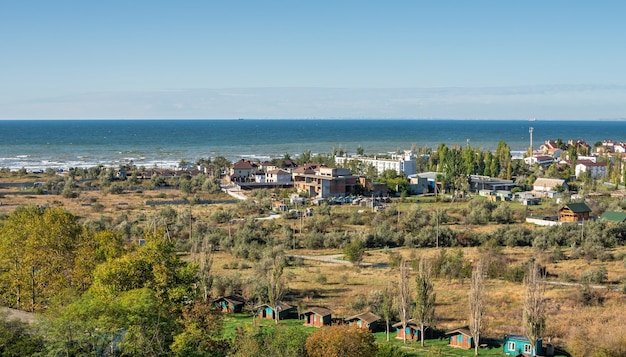 Vista panoramica dall'alto del villaggio turistico di Koblevo vicino a Odessa, Ucraina, in una soleggiata giornata primaverile