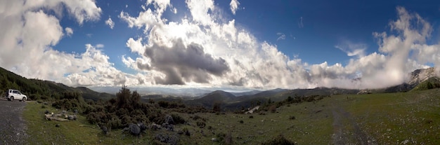 Vista panoramica dall'alto sulle foreste e sulla serpentina dell'isola greca di Evia in Grecia