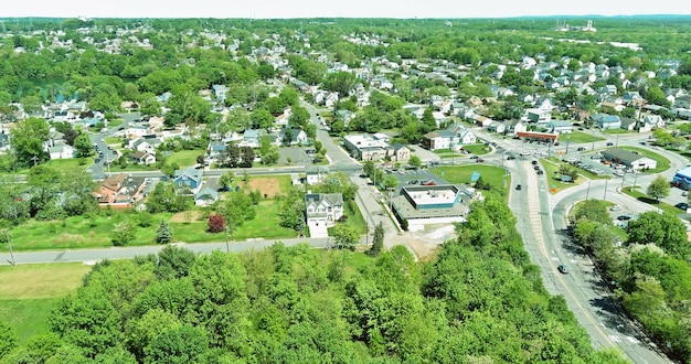 Vista panoramica dall'alto verso il basso di una piccola città a Sayreville, nel New Jersey, di una zona di campagna circondata dall'estate