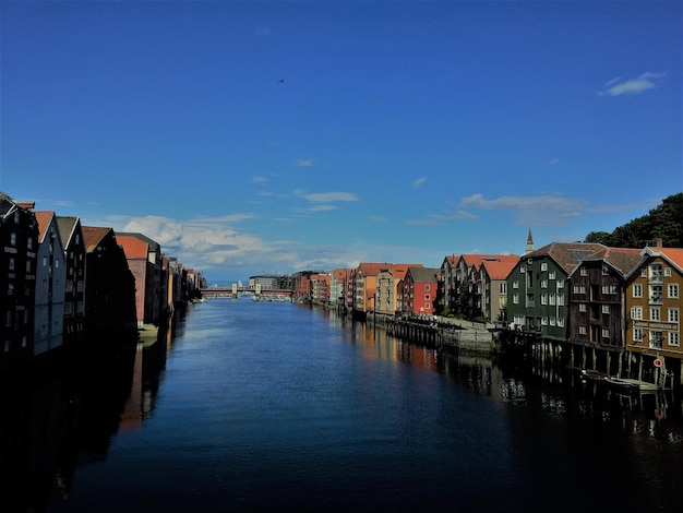 Vista panoramica degli edifici sul fiume contro il cielo blu