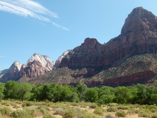 Vista panoramica dei canyon di Bryce contro il cielo