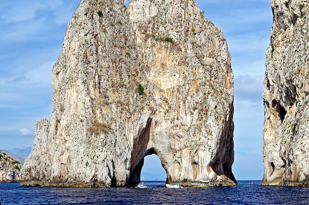 Vista panoramica dei Faraglioni dell'isola di Capri